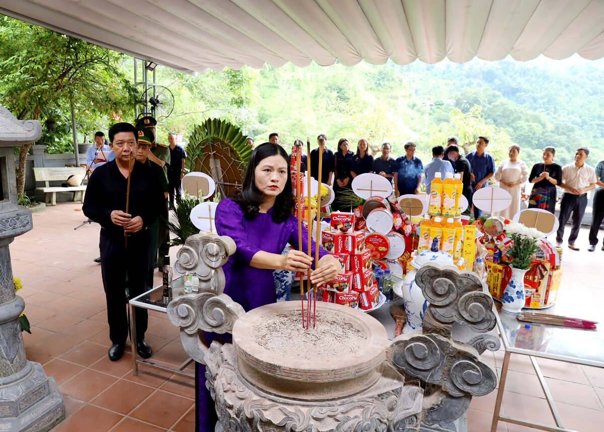 Đoàn thắp hương tưởng nhớ các AHLS tại Đền thờ các AHLS trên Điểm cao 468, thôn Nặm Ngặt, xã Thanh Thủy (Vị Xuyên)