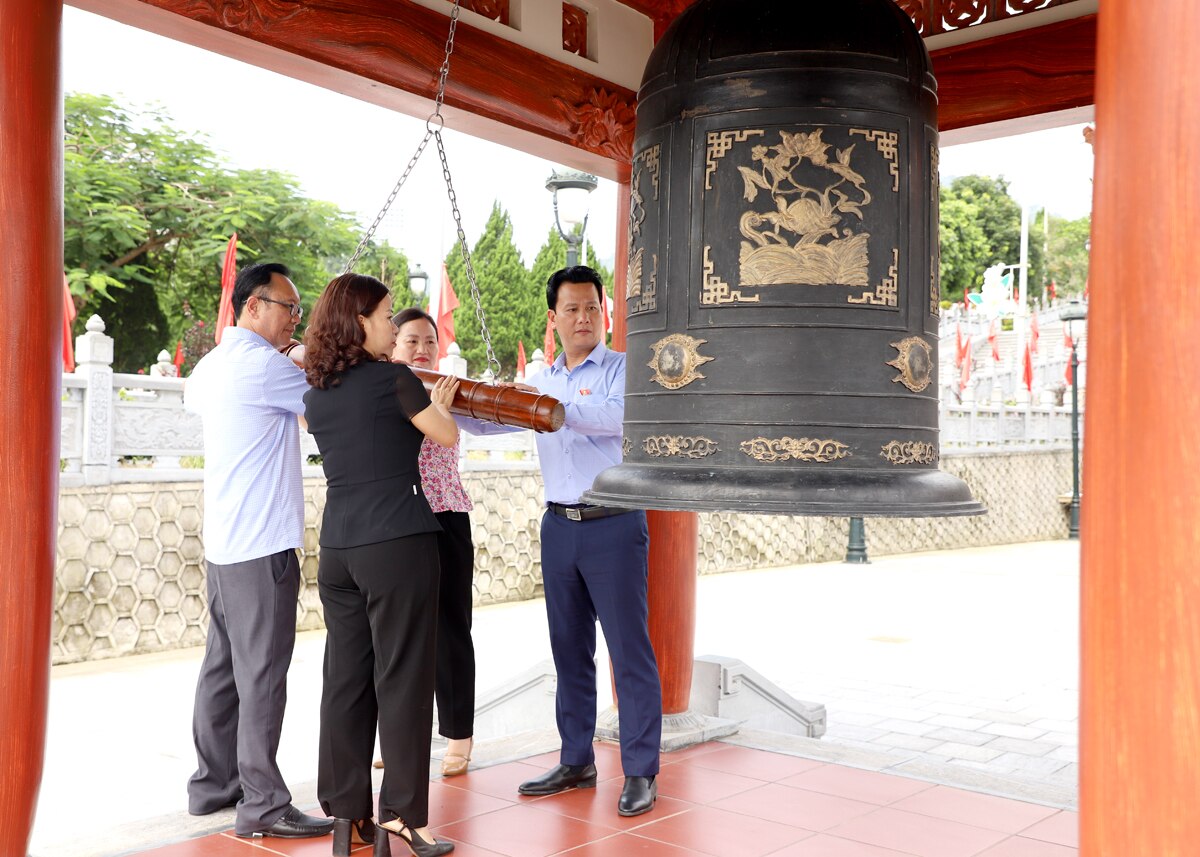 Bộ trưởng Đặng Quốc Khánh cùng các đồng chí lãnh đạo tỉnh và Đoàn ĐBQH khóa XV đơn vị tỉnh Hà Giang thỉnh chuông tưởng nhớ các AHLS