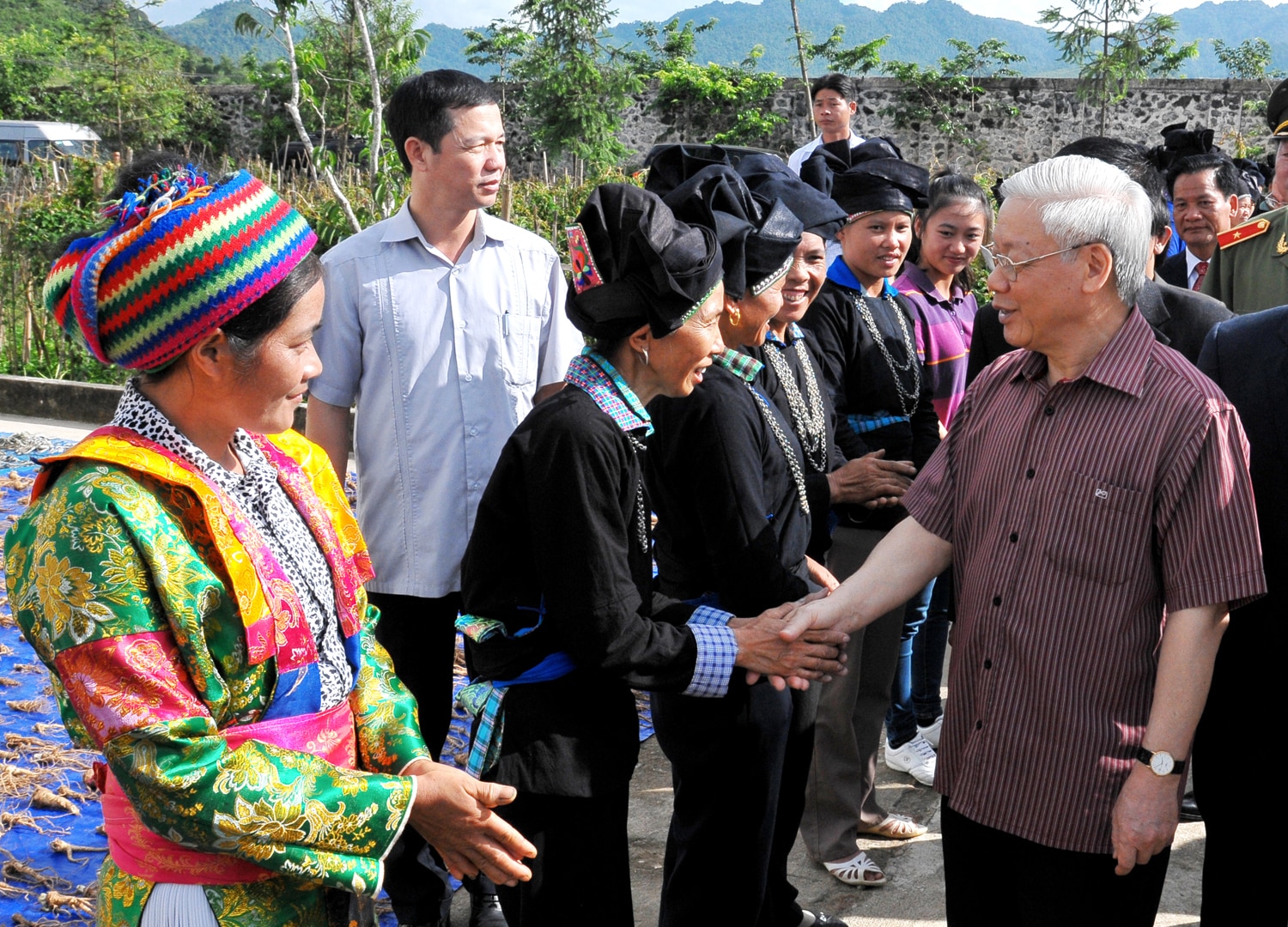 Tổng Bí thư thăm hỏi bà con các dân tộc huyện Quản Bạ.