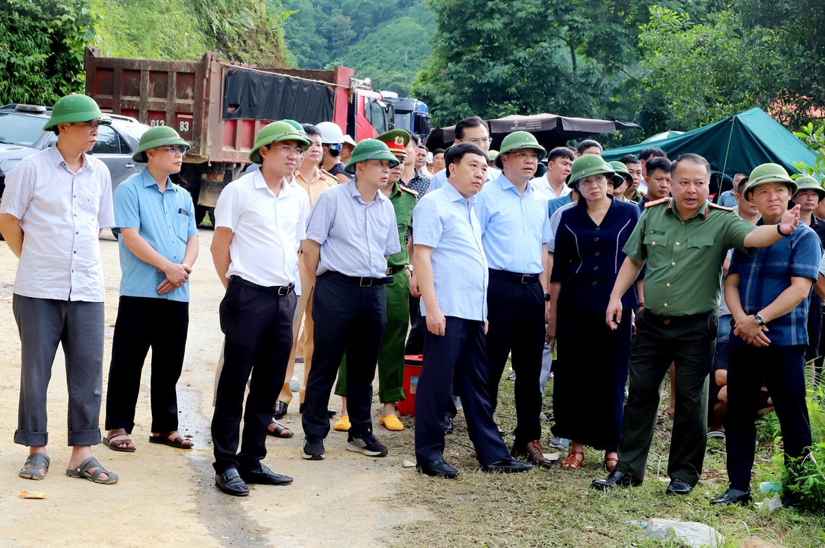 Quyền Bí thư Tỉnh ủy Nguyễn Mạnh Dũng kiểm tra công tác khắc phục hậu quả sạt lở đất tại hiện trường