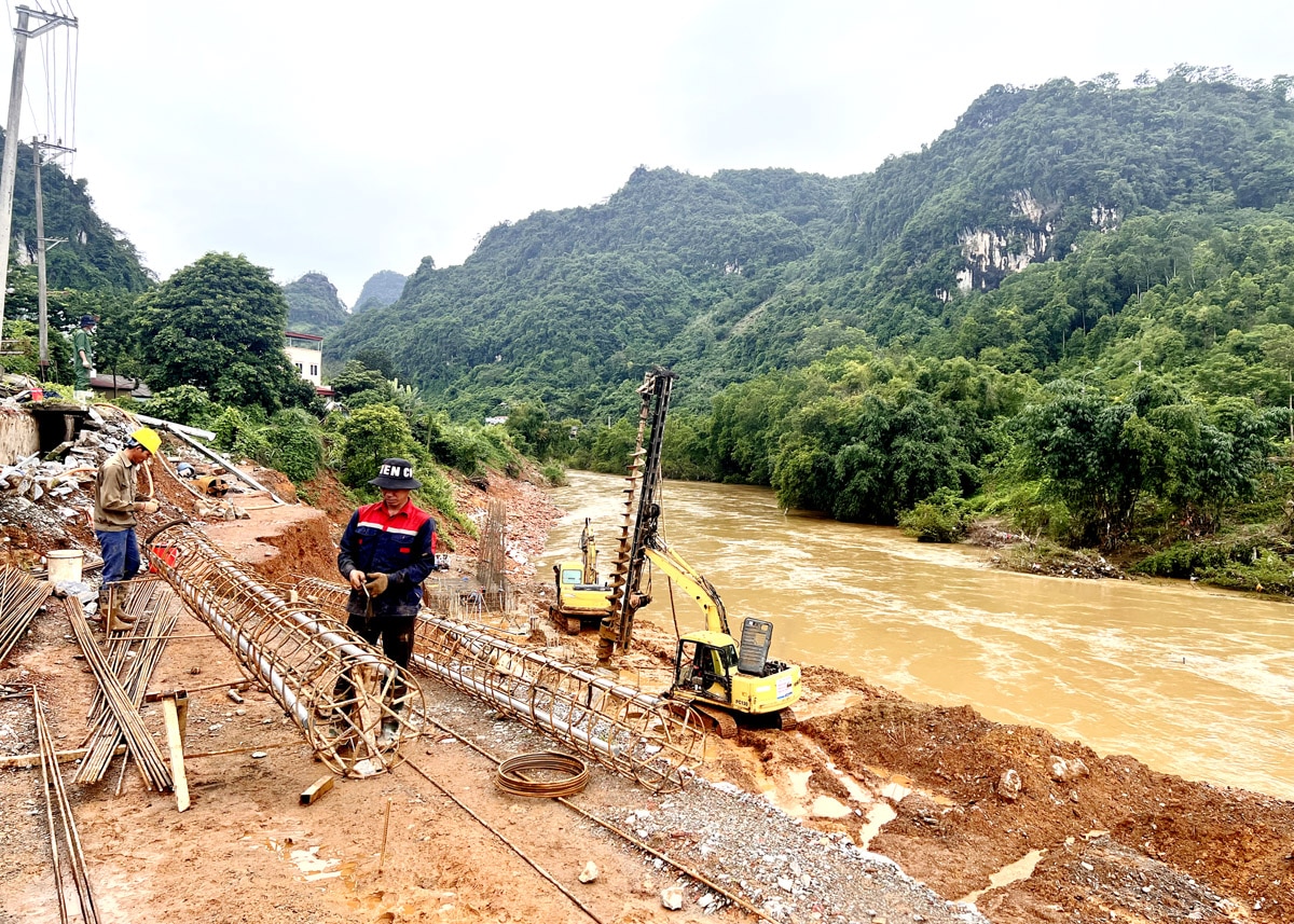 Công trình kè bờ sông Miện (thành phố Hà Giang) thuộc Dự án đô thị Xanh được nhà thầu đẩy nhanh tiến độ, nhằm sử dụng hiệu quả nguồn vốn đầu tư.