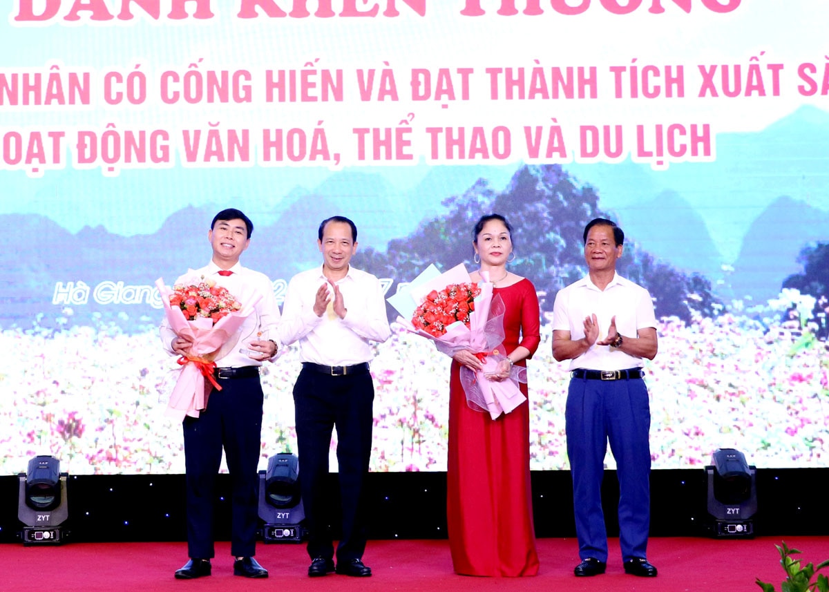 Phó Chủ tịch UBND tỉnh Trần Đức Quý, lãnh đạo Sở VH,TT&DL chúc mừng 2 cá nhân được Chủ tịch nước phong tặng danh hiệu Nghệ sỹ Ưu tú