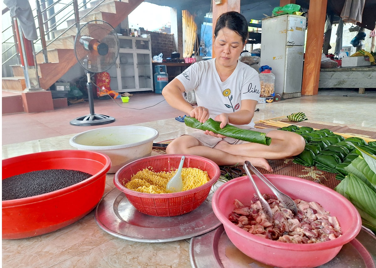 Chị Bế Thị Sinh, thôn Lúp, xã Phương Độ (thành phố Hà Giang) gói bánh Chưng gù.