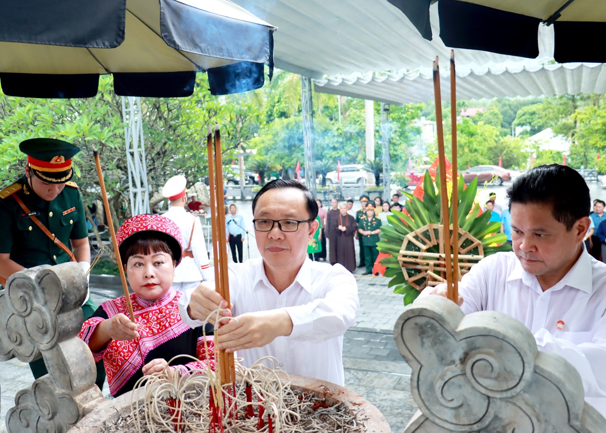 Phó Bí thư Thường trực Tỉnh ủy, Chủ tịch HĐND tỉnh Thào Hồng Sơn cùng các đại biểu dâng hương tưởng nhớ các Anh hùng liệt sỹ.