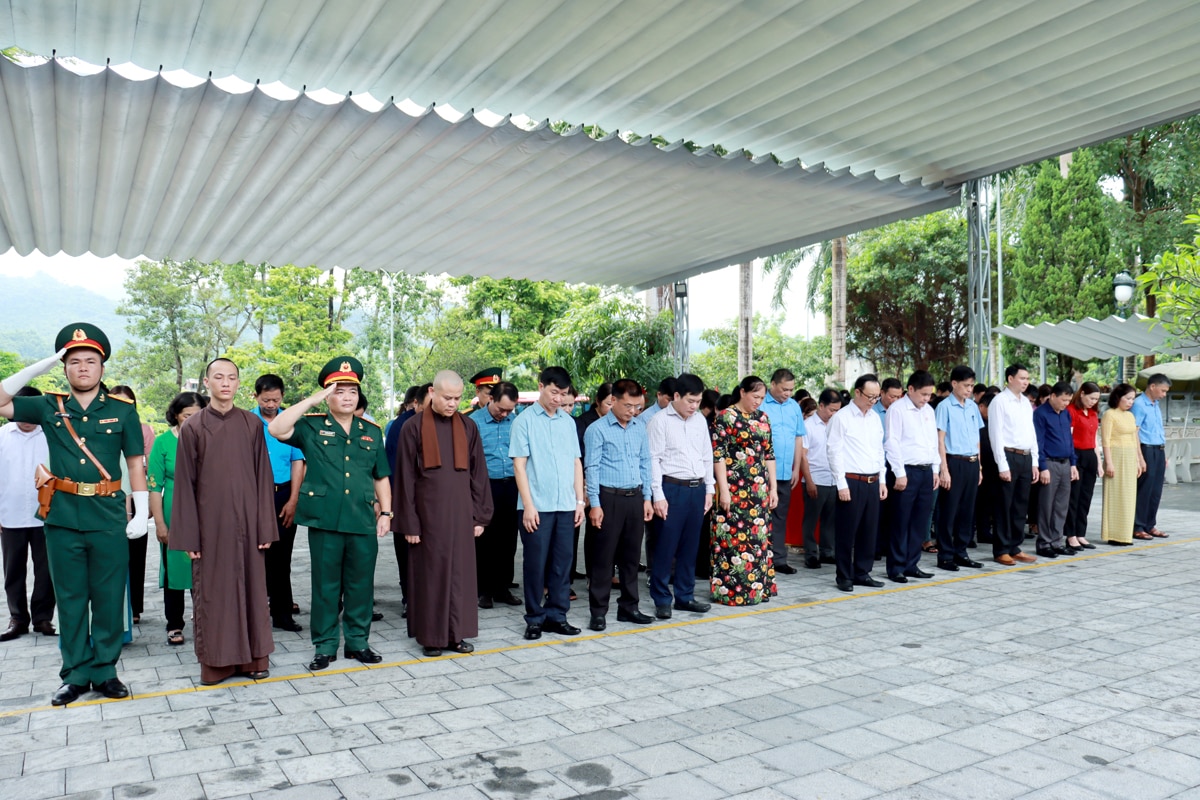 Các đại biểu dành một phút mặc niệm tưởng nhớ các Anh hùng liệt sỹ.