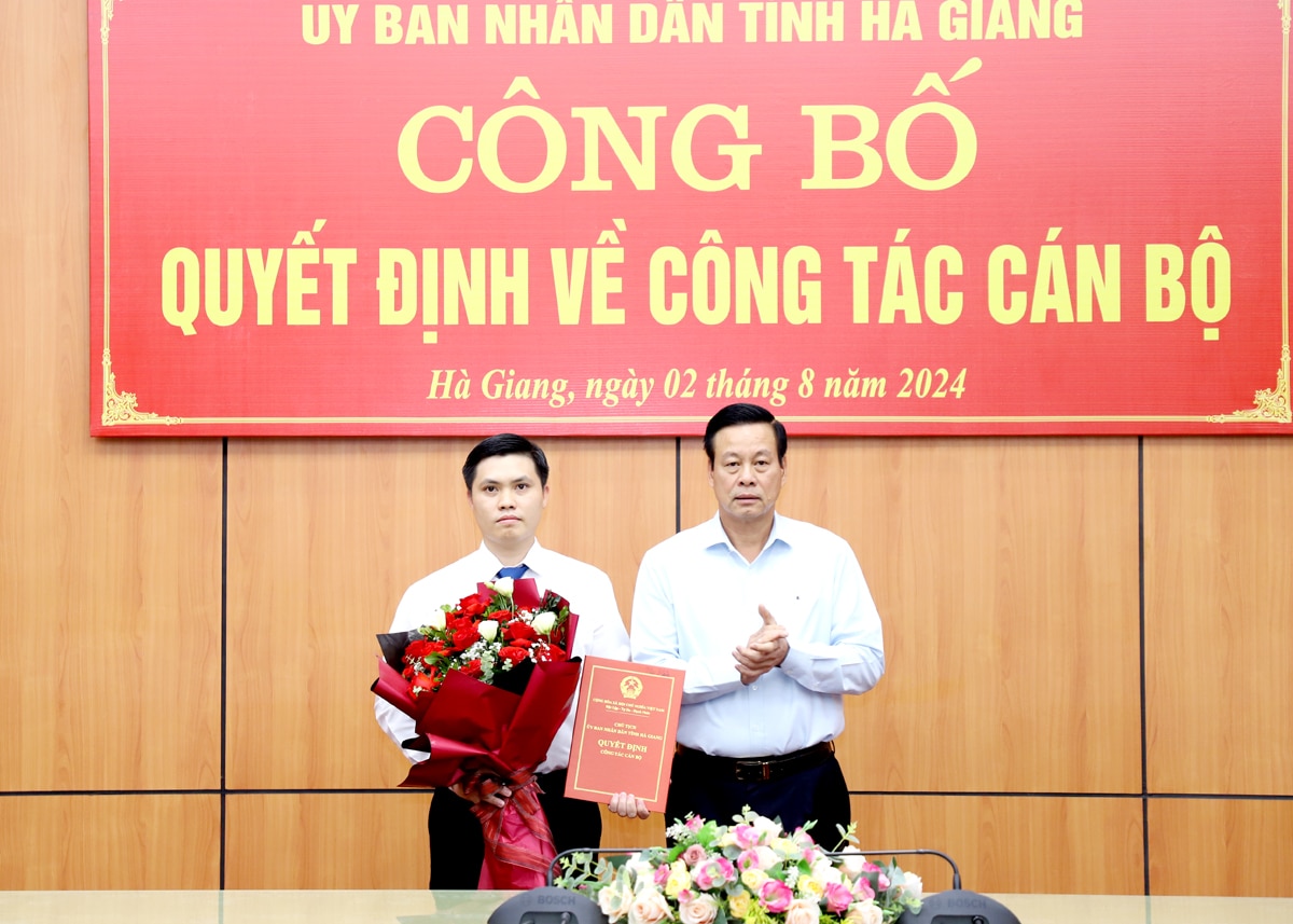 Chủ tịch UBND tỉnh Nguyễn Văn Sơn trao quyết định, tặng hoa chúc mừng đồng chí Phạm Thanh Hòa.