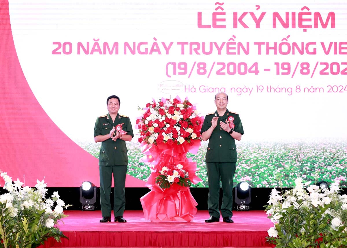 Đại tá Bạch Tiến Tuân, Bí thư Đảng ủy, Phó Tổng Giám đốc Tổng Công ty Viễn thông Viettel tặng lẵng hoa chúc mừng Viettel Hà Giang.