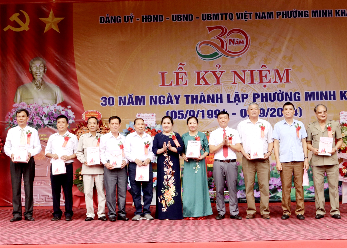 Lãnh đạo phường Minh Khai tặng quà cho cán bộ lão thành nguyên lãnh đạo phường qua các thời kỳ.