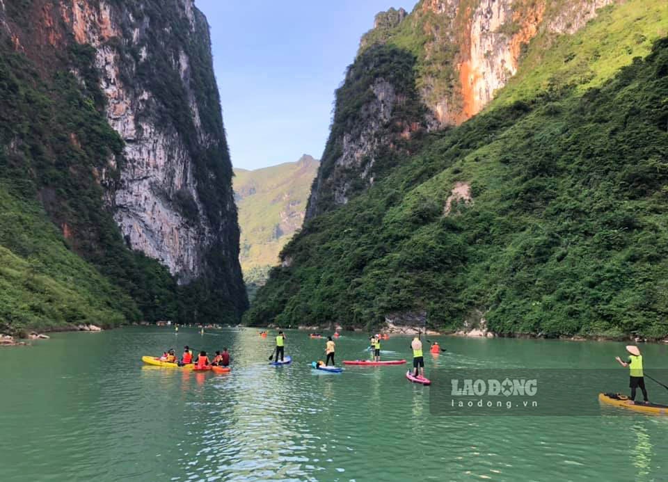 Du lịch cũng đã mang lại nguồn thu, cải thiện cuộc sống cho đồng bào sống dưới chân hẻm Tu Sản từ bao đời nay.