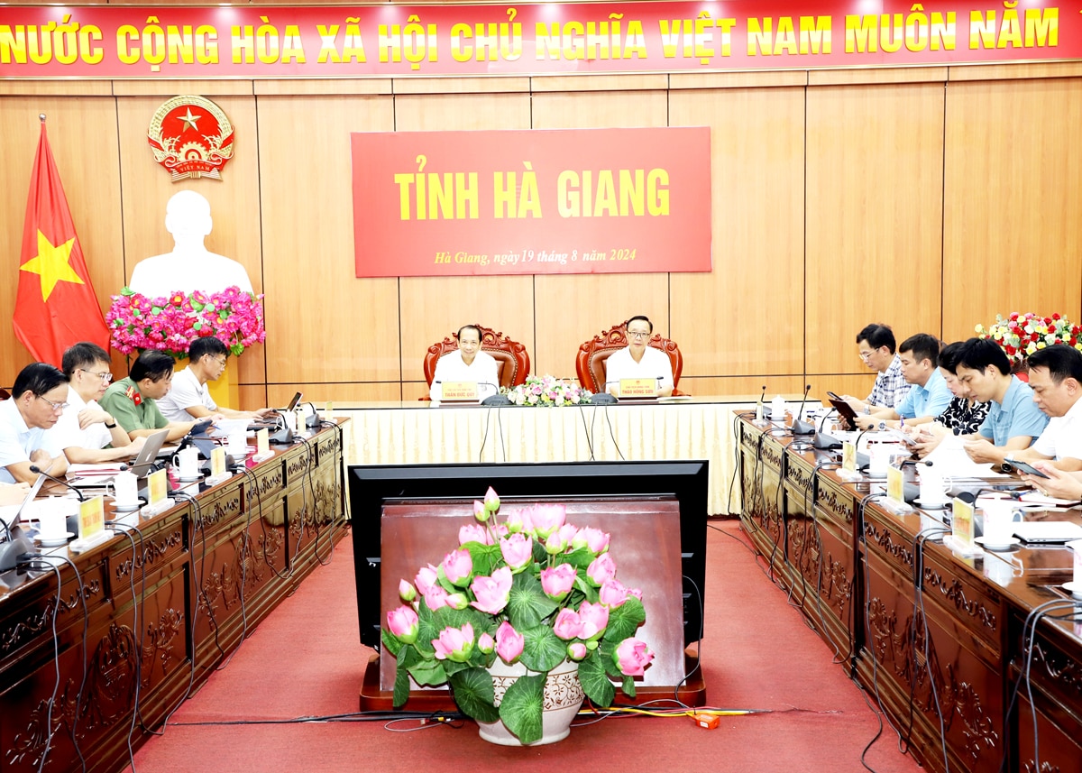 Đồng chí Thào Hồng Sơn, Phó Bí thư Thường trực Tỉnh ủy, Chủ tịch HĐND tỉnh; Trần Đức Quý, Tỉnh ủy viên, Phó Chủ tịch UBND tỉnh chủ trì tại điểm cầu tỉnh ta.