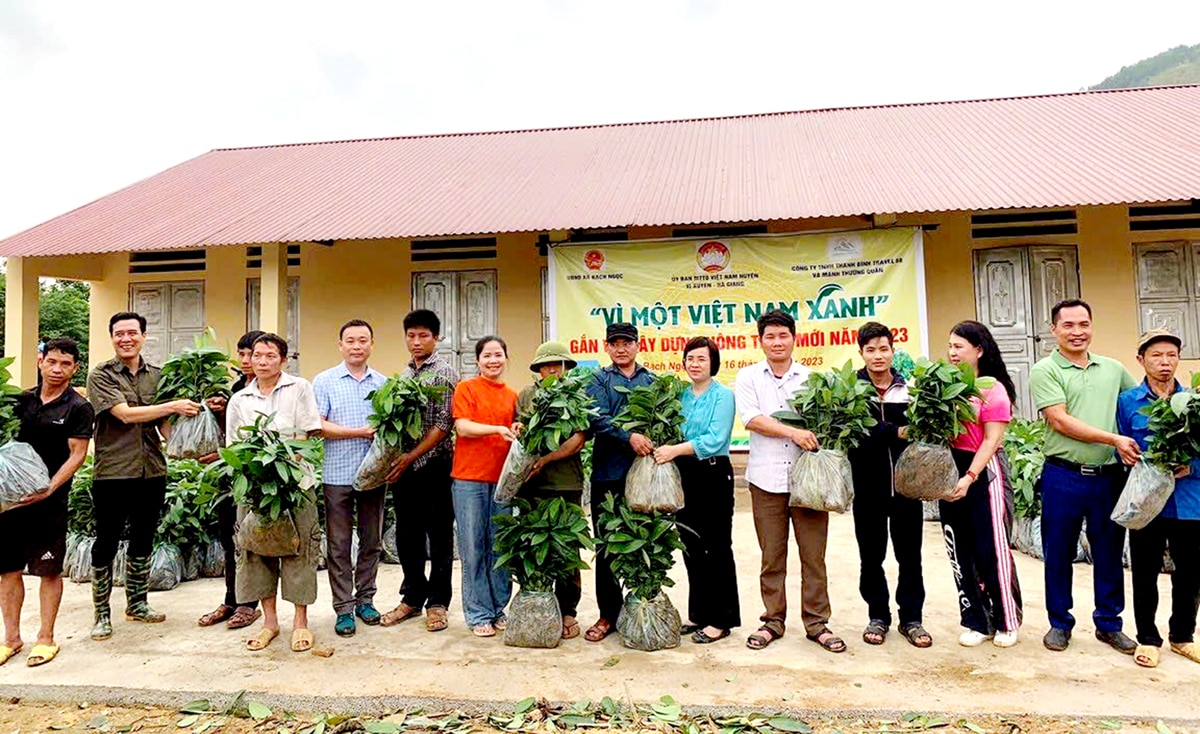 Ủy ban Mặt trận Tổ quốc huyện Vị Xuyên và các đơn vị tài trợ trao cây Quế giống cho người dân xã Bạch Ngọc.