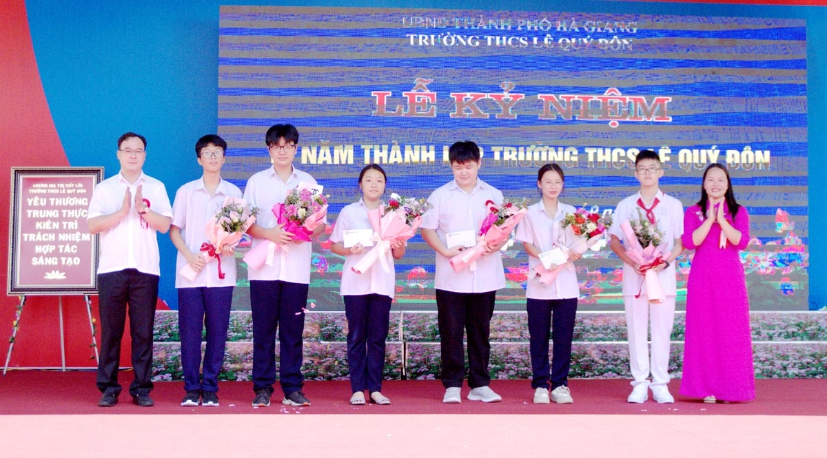 Khen thưởng các sinh có thành tích tốt trong kỳ thi tuyển sinh THPT