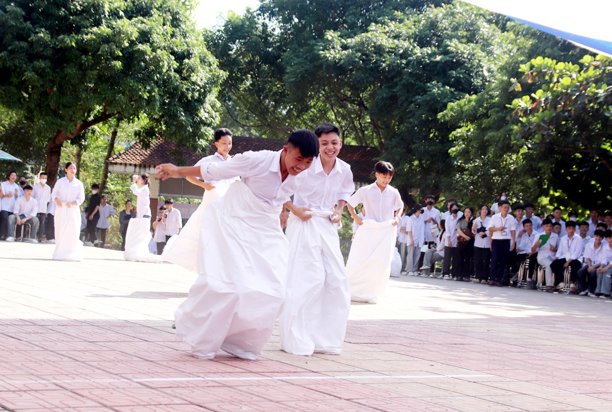 Học sinh hào hứng tham gia trò chơi nhảy bao bố.