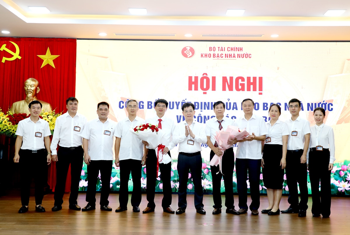 Lãnh đạo và các đơn vị thuộc Kho bạc Nhà nước Hà Giang tặng hoa chúc mừng 2 đồng chí được điều động, bổ nhiệm.