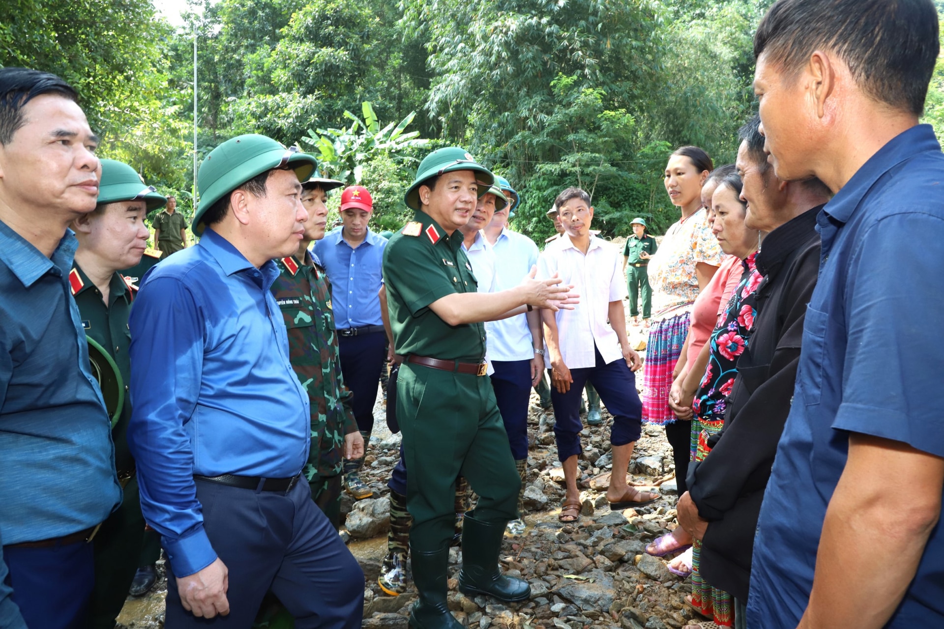 Thượng tướng Trịnh Văn Quyết và các đồng chí lãnh đạo tỉnh ta thăm hỏi, động viên các hộ gia đình bị thiệt hại tại thôn Đồng Tâm, xã Yên Thành.