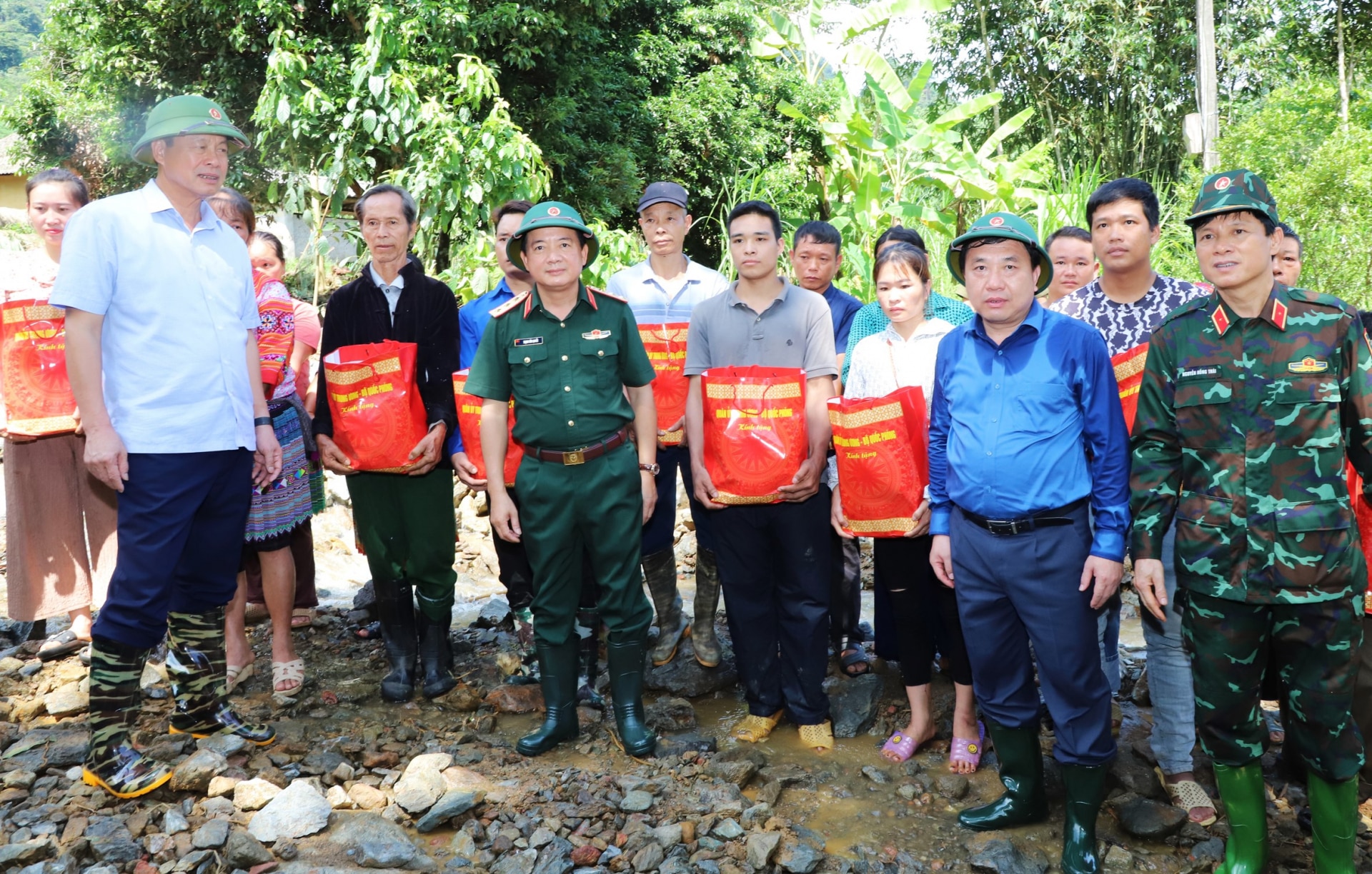 Thượng tướng Trịnh Văn Quyết tặng quà bà con thôn Đồng Tâm, xã Yên Thành bị thiệt hại nặng do mưa, lũ.