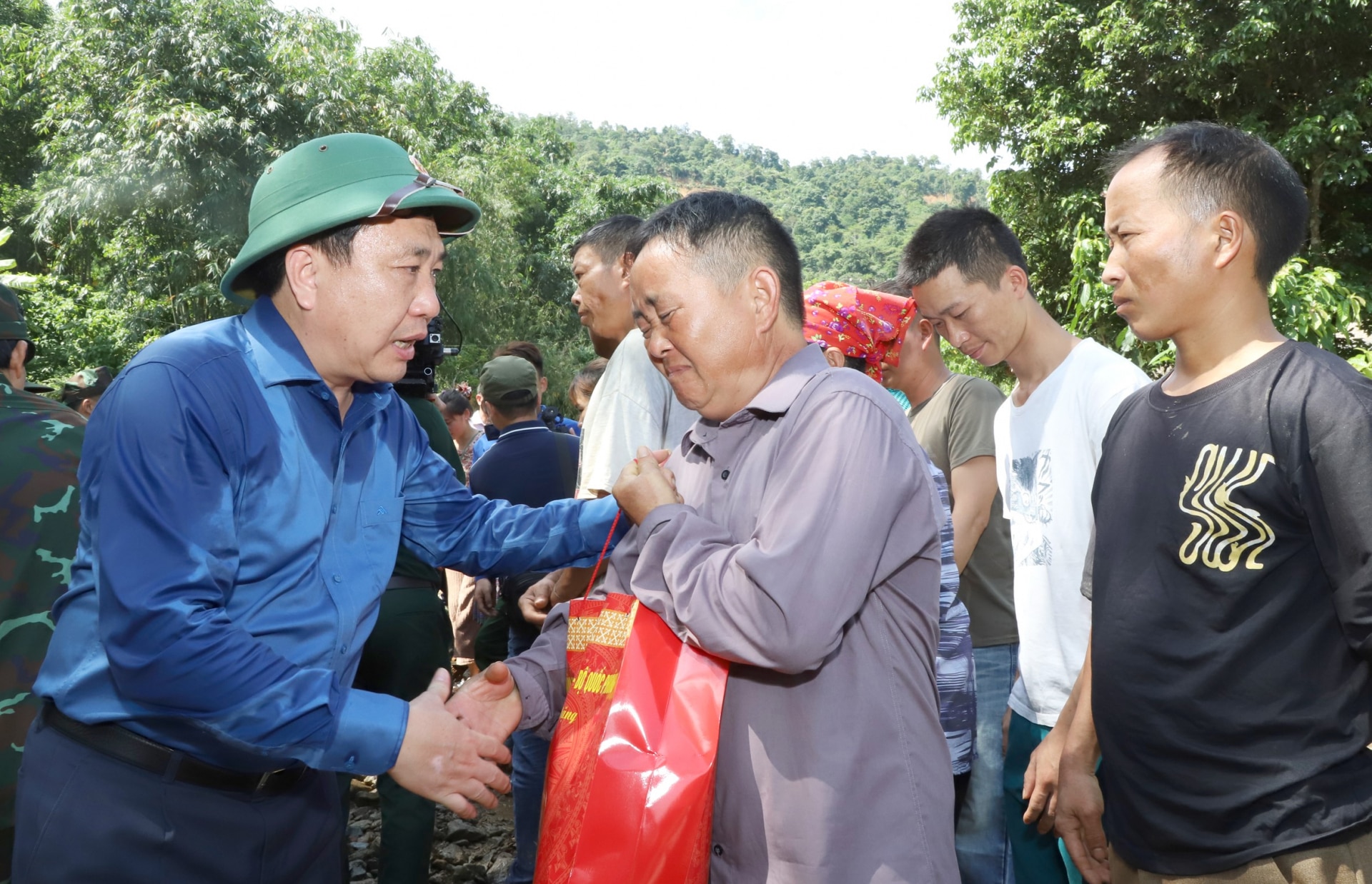 Quyền Bí thư Tỉnh ủy Nguyễn Mạnh Dũng tặng quà hộ anh Vàng Chẩn Lù bị sập nhà hoàn toàn.