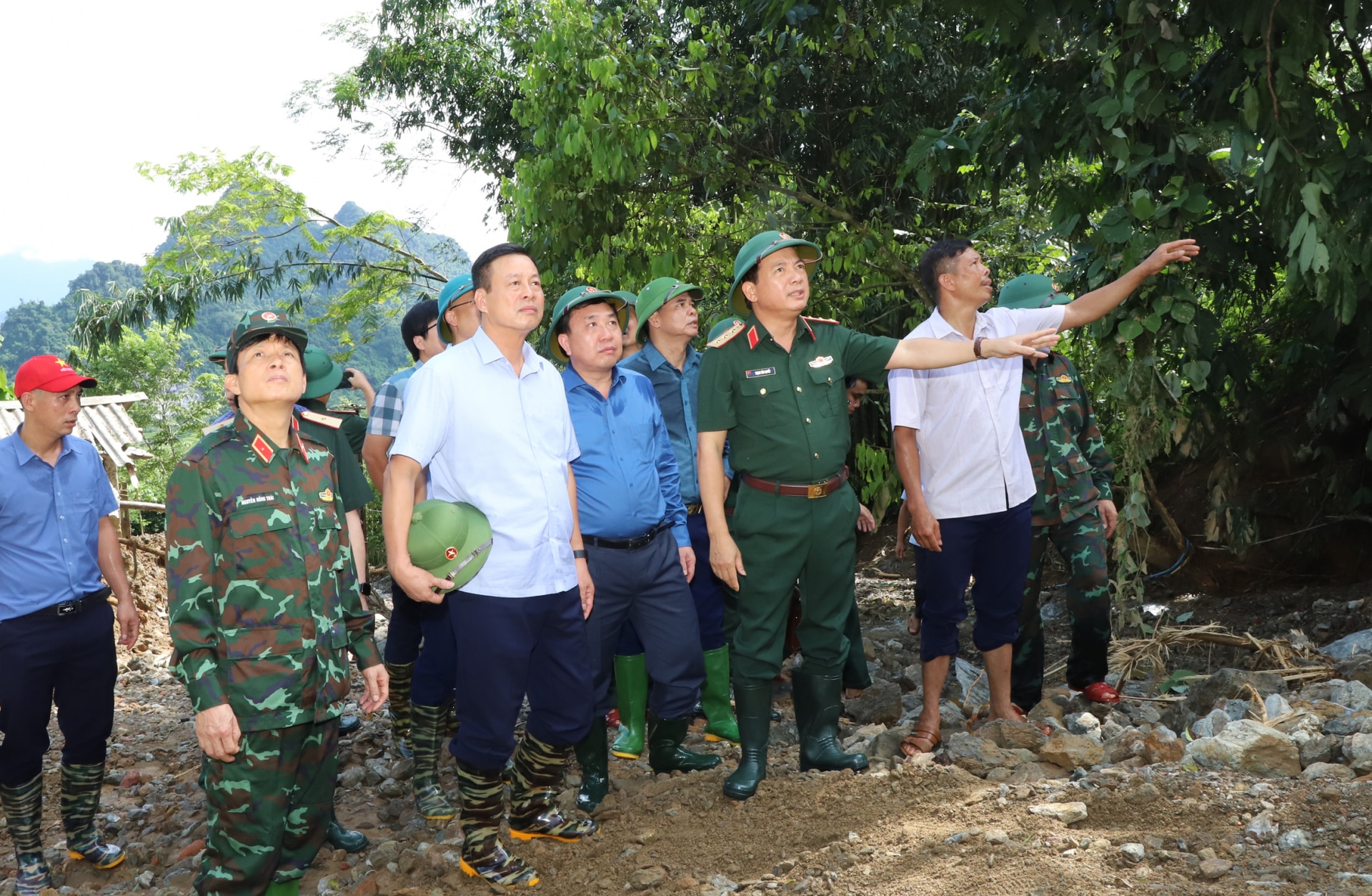 Thượng tướng Trịnh Văn Quyết kiểm tra điểm sạt lở tại thôn Đồng Tâm, xã Yên Thành.
