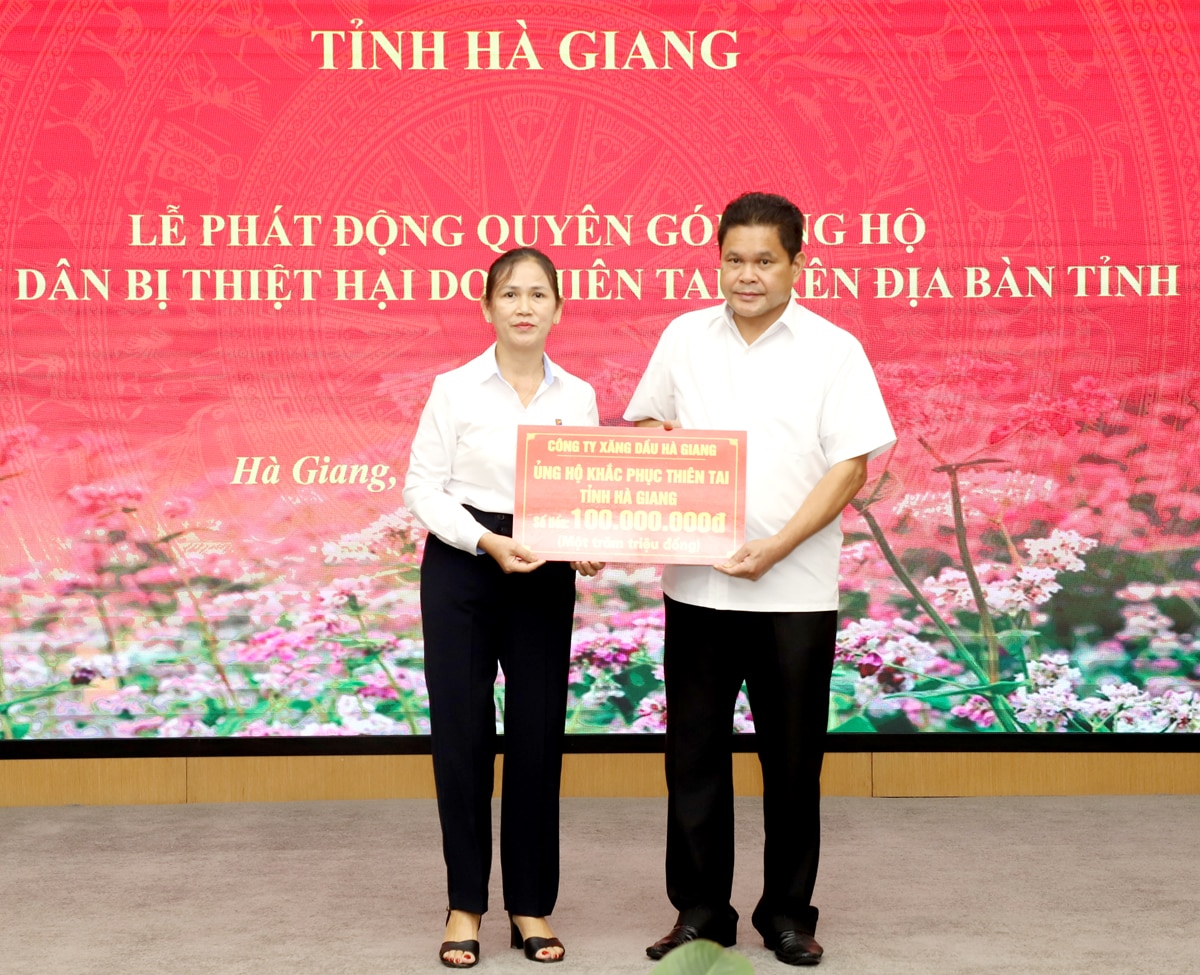 Công ty Xăng dầu Hà Giang trao biểu trưng ủng hộ