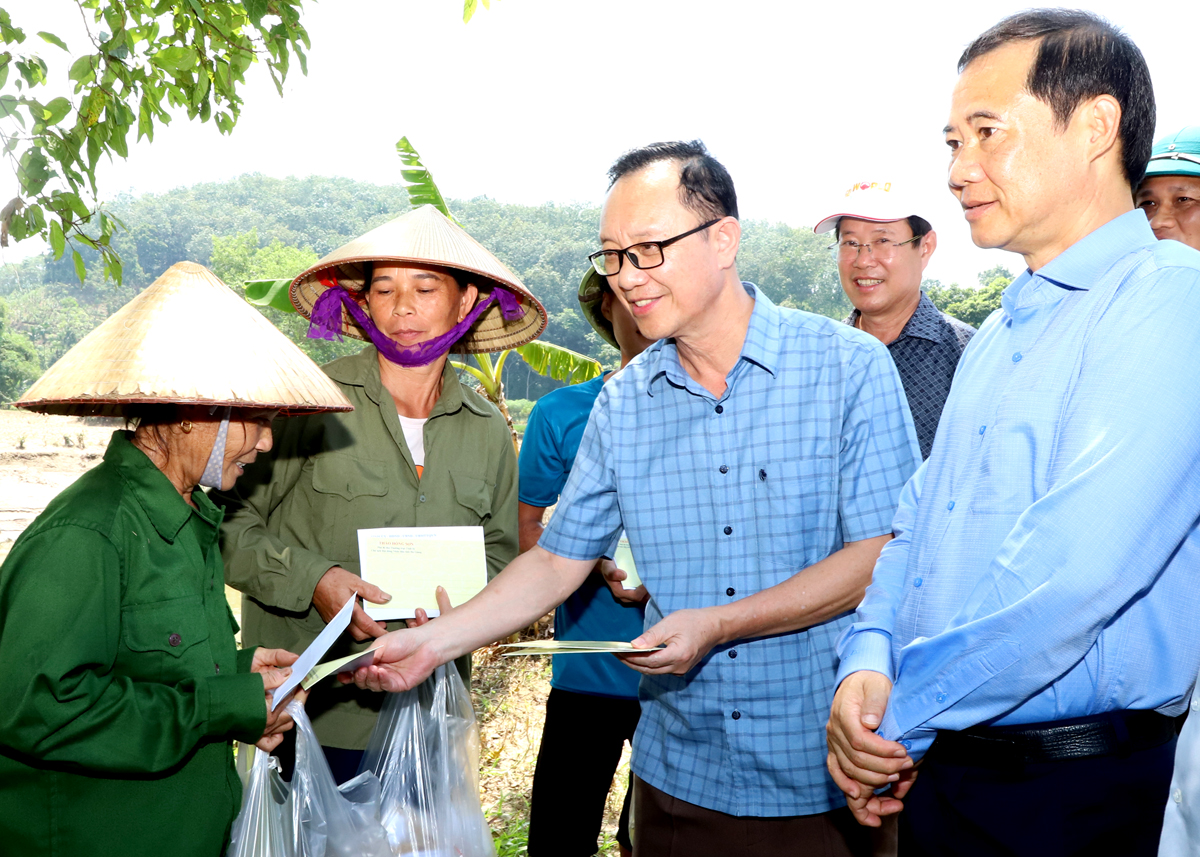 Phó Bí thư Thường trực Tỉnh ủy, Chủ tịch HĐND tỉnh Thào Hồng Sơn trao quà hỗ trợ các hộ bị thiệt hại do mưa lũ tại thôn Tân Điền