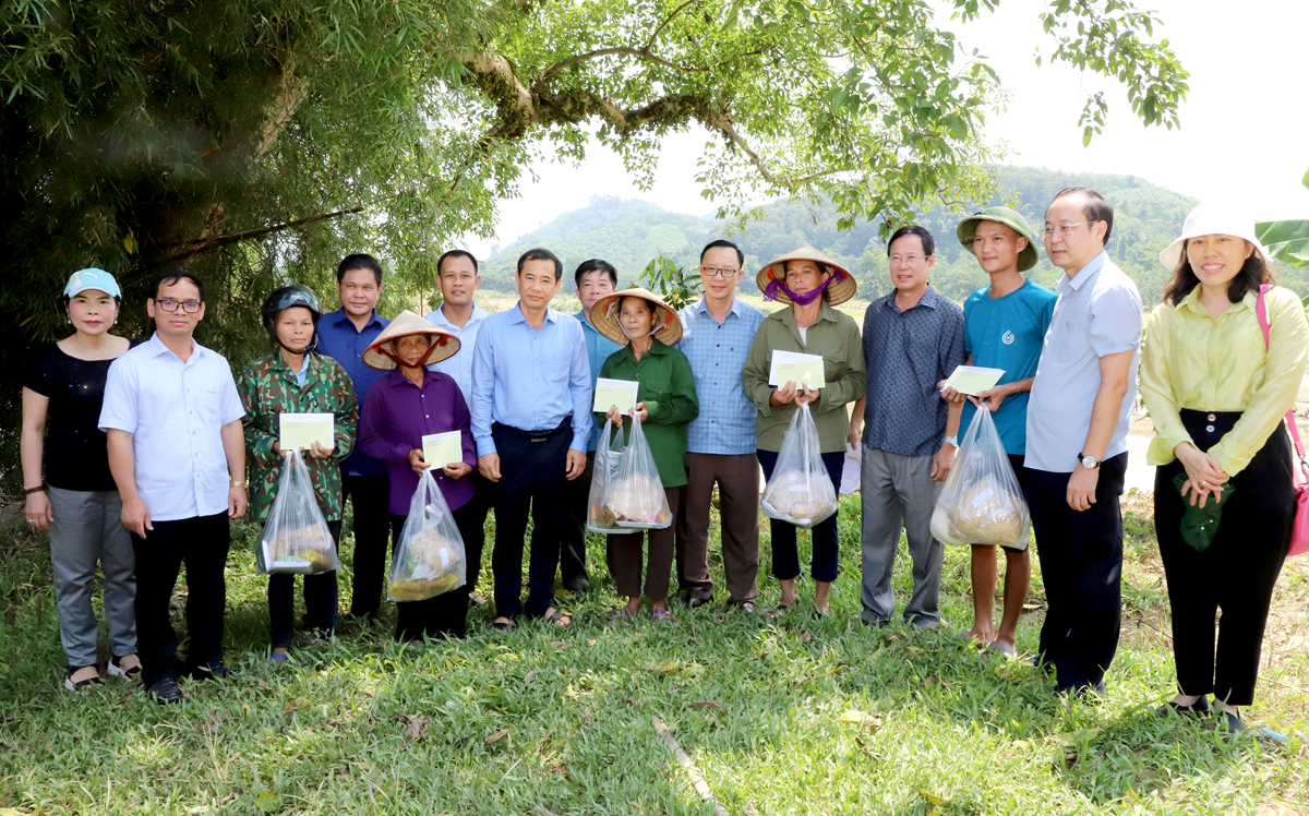 Quyền Bí thư Tỉnh ủy Lâm Đồng Nguyễn Thái Học trao tiền hỗ trợ cho các hộ bị thiệt hại do mưa lũ thôn Tân Điền.