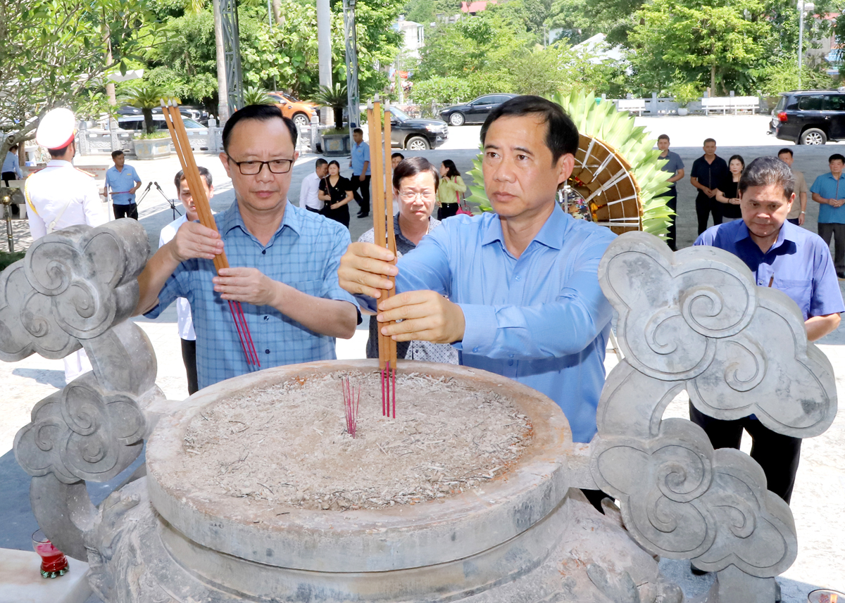 Quyền Bí thư Tỉnh ủy Lâm Đồng Nguyễn Thái Học và Phó Bí thư Thường trực Tỉnh ủy, Chủ tịch HĐND tỉnh Thào Hồng Sơn thắp hương trước Tượng đài Tổ quốc ghi công.