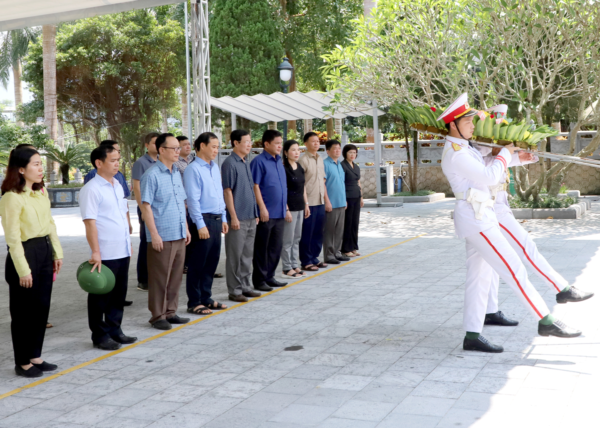 Đoàn đại biểu tỉnh Lâm Đồng dâng hoa viếng các AHLS trước Tượng đài Tổ quốc ghi công tại Nghĩa trang Liệt sỹ Quốc gia Vị Xuyên.