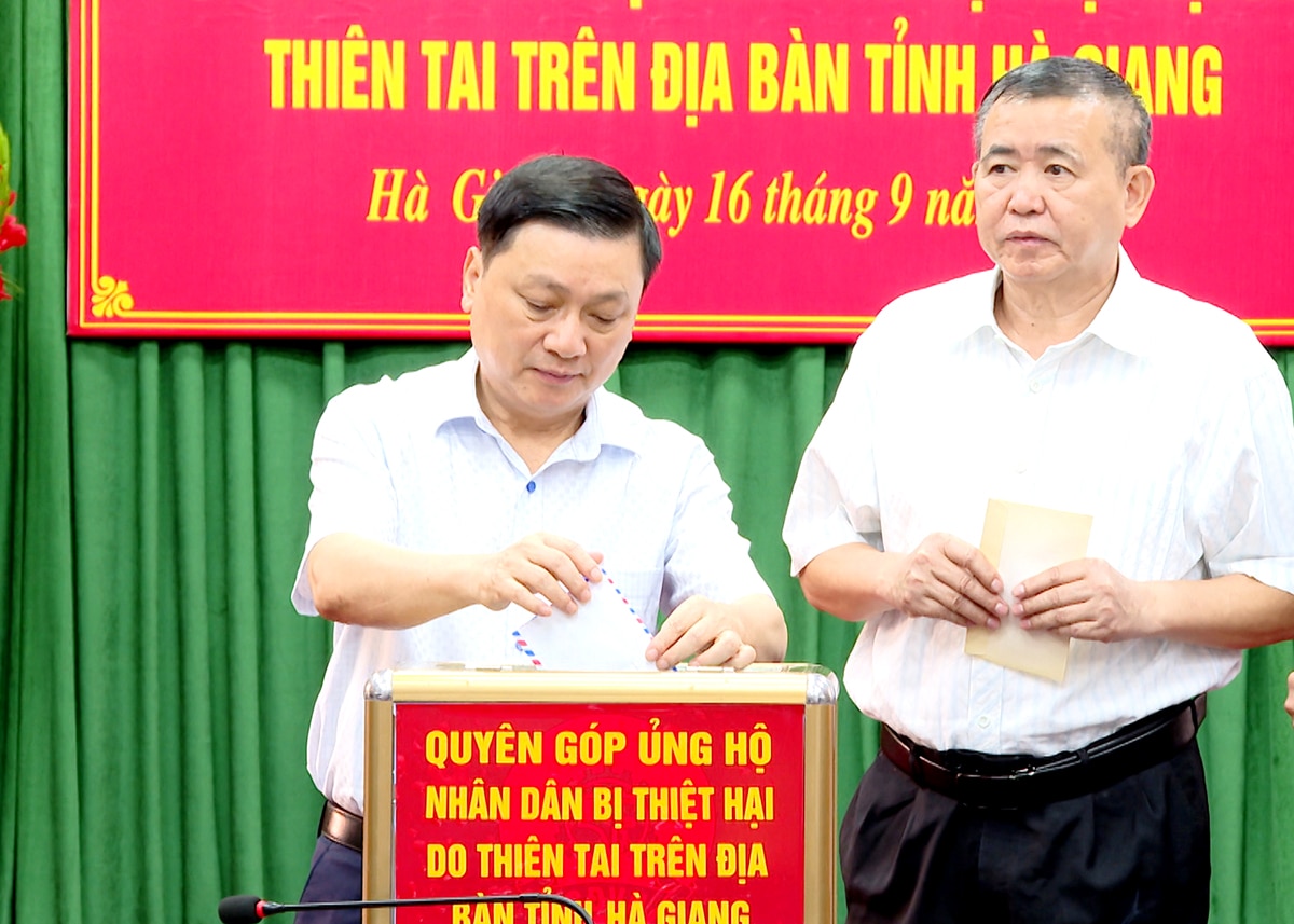 Lãnh đạo Ban Tổ chức Tỉnh ủy quyên góp tại buổi lễ phát động