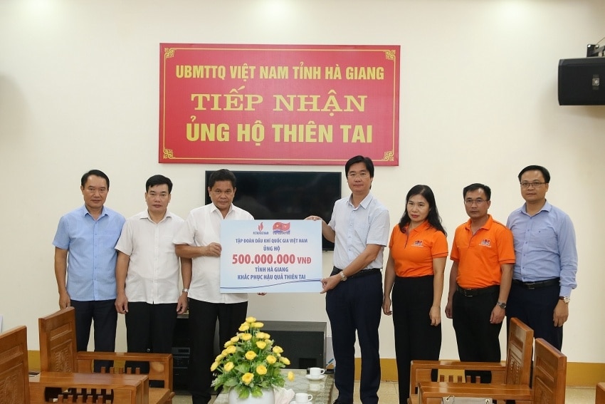 Đồng chí Nguyễn Mạnh Kha và đại diện đoàn công tác trao ủng hộ hỗ trợ tại tỉnh Hà Giang