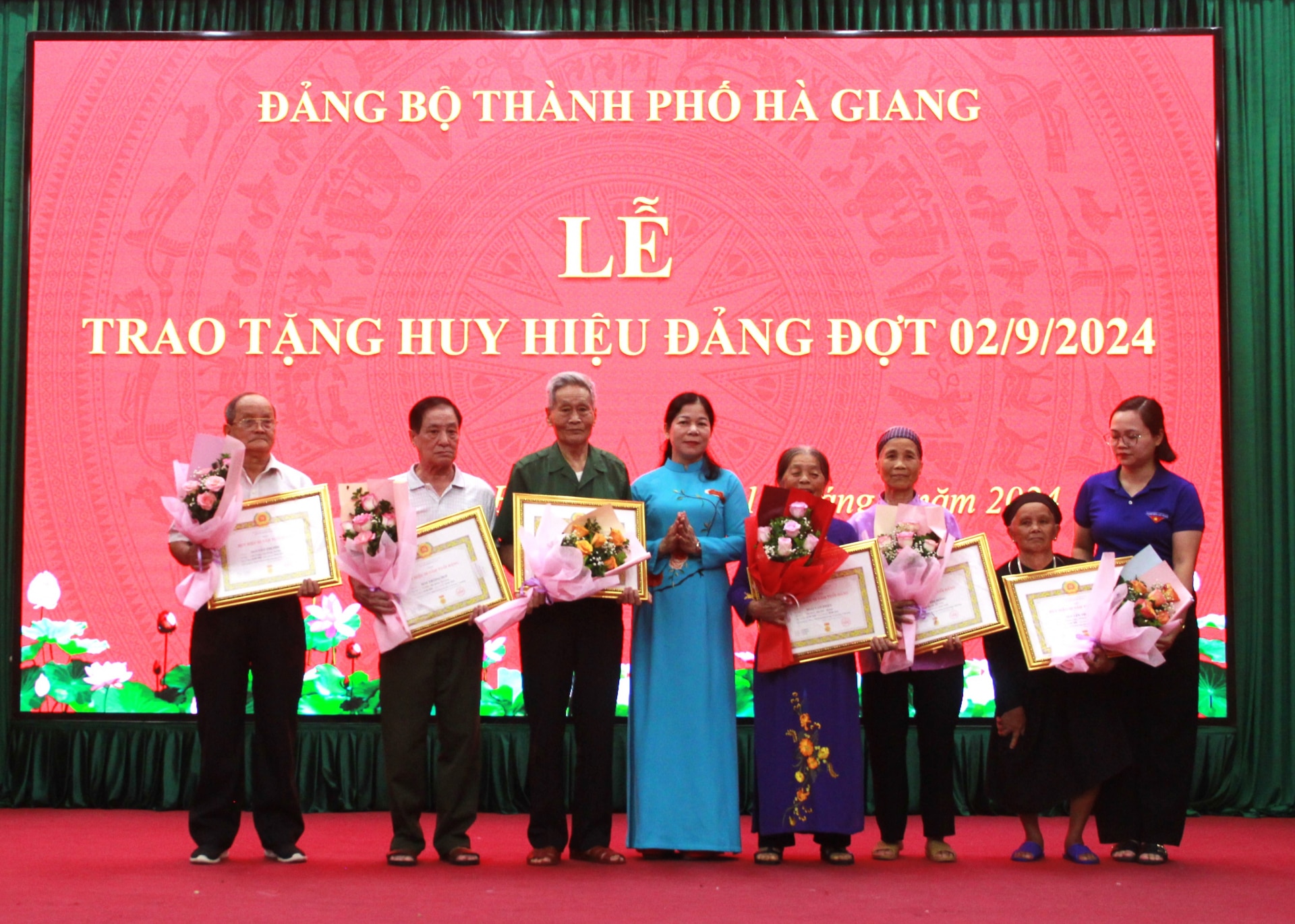 Bí thư Thành ủy Hà Giang Chúng Thị Chiên trao Huy hiệu 55 năm tuổi Đảng cho các đảng viên.