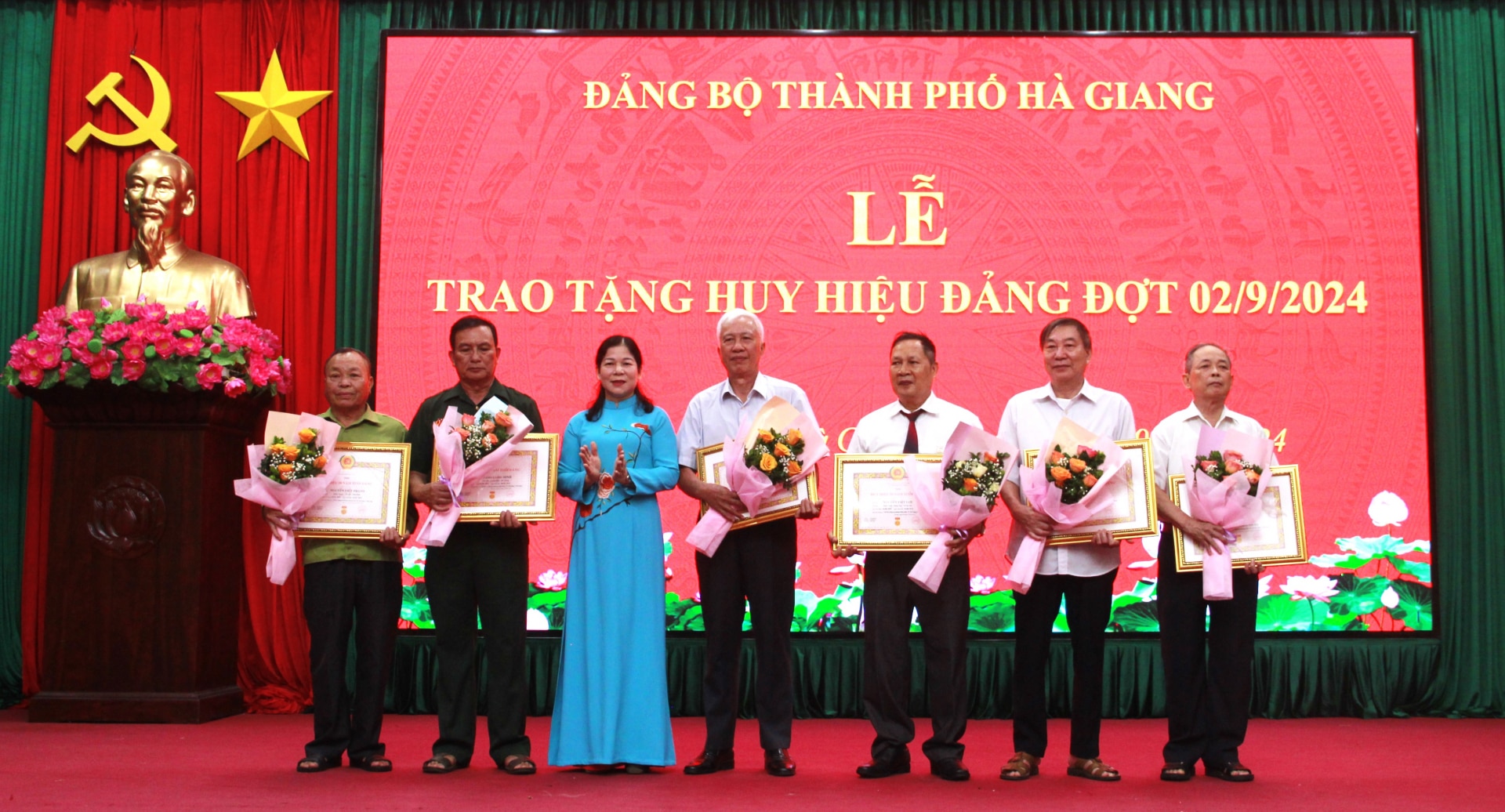 Bí thư Thành ủy Hà Giang Chúng Thị Chiên trao Huy hiệu 50 năm tuổi Đảng cho đảng viên.