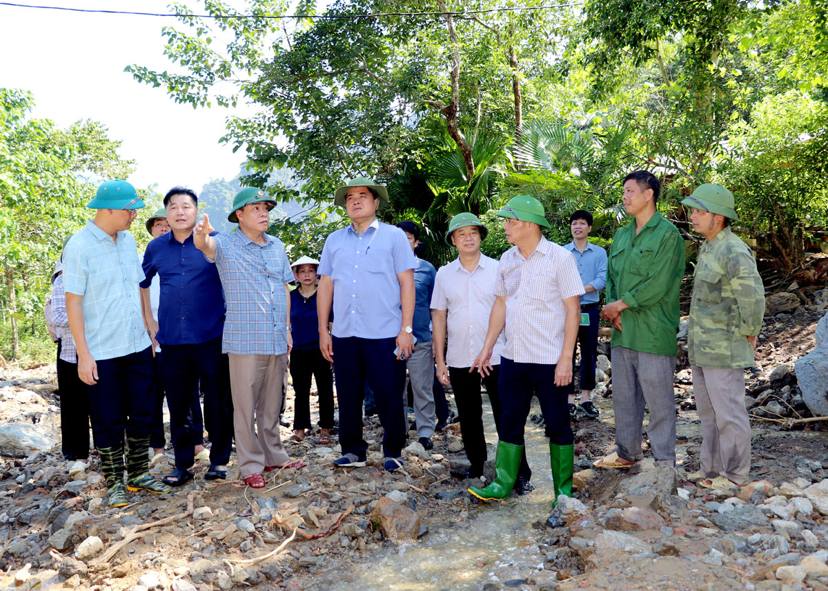 Thứ trưởng Bộ Nông nghiệp và Phát triển nông thôn Trần Thanh Nam và đồng chí Hoàng Gia Long khảo sát thực tế khu vực sạt lở tại thôn Đồng Tâm, xã Yên Thành (Quang Bình).