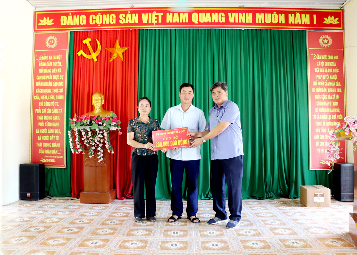 Thứ trưởng Bộ Nông nghiệp và Phát triển nông thôn Trần Thanh Nam tặng 200 triệu đồng cho xã Yên Thành (Quang Bình) để giúp đỡ người dân khắc phục hậu quả thiên tai.