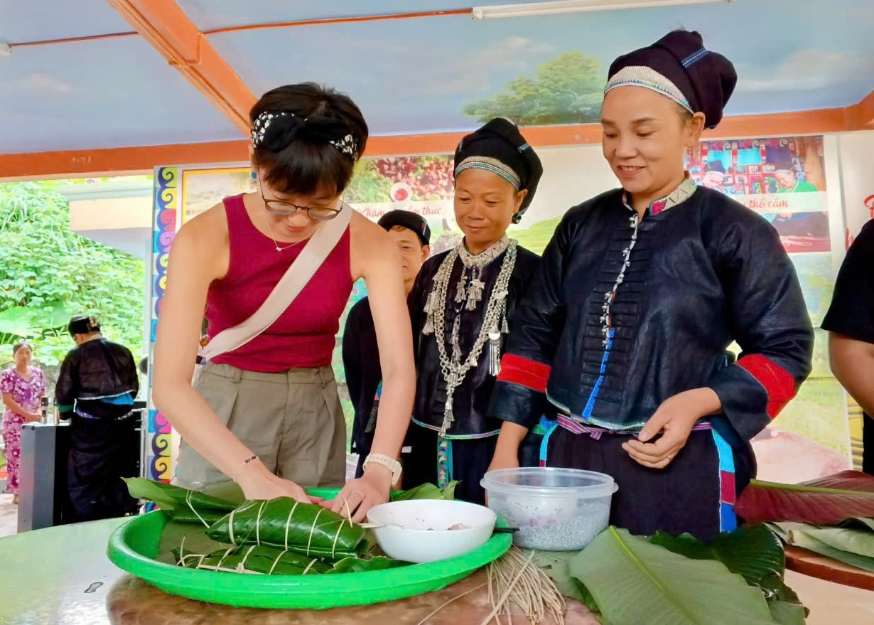 Trải nghiệm gói bánh chưng gù với bà con đồng bào dân tộc Nùng xã Nấm Dẩn.