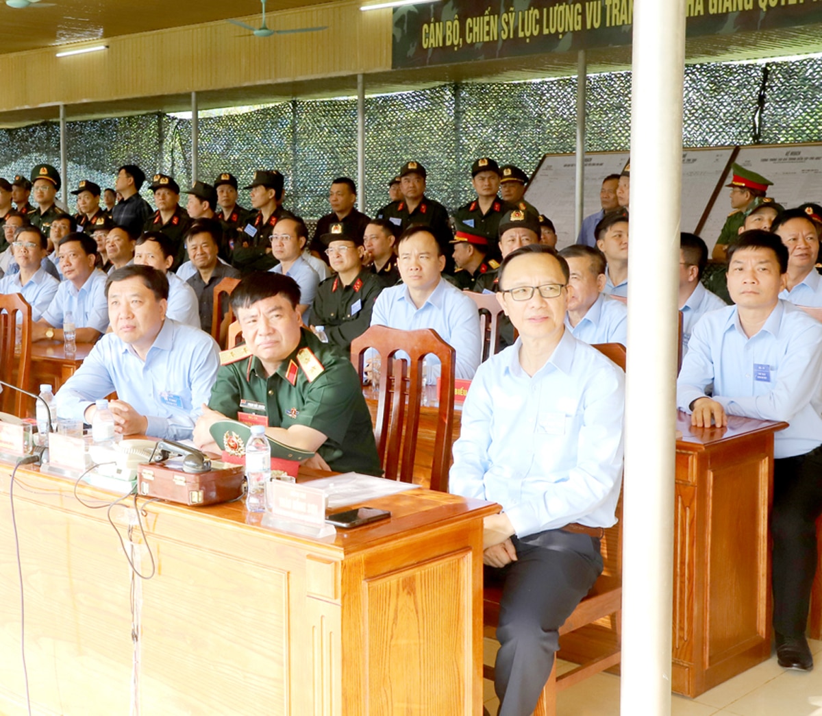 Các đại biểu tham quan thực binh bắn đạn thật