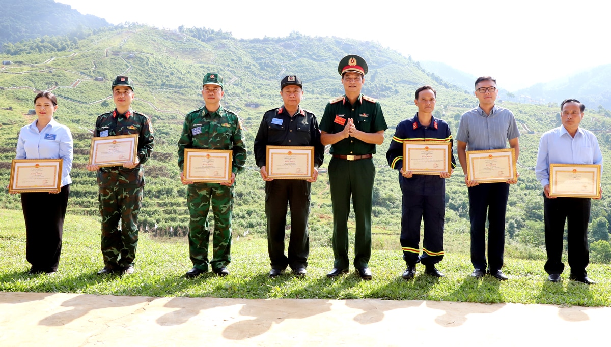 Trung tướng Phạm Hồng Chương, Tư lệnh Quân khu 2 trao Bằng khen của Quân khu 2 cho 7 cá nhân có thành tích xuất sắc