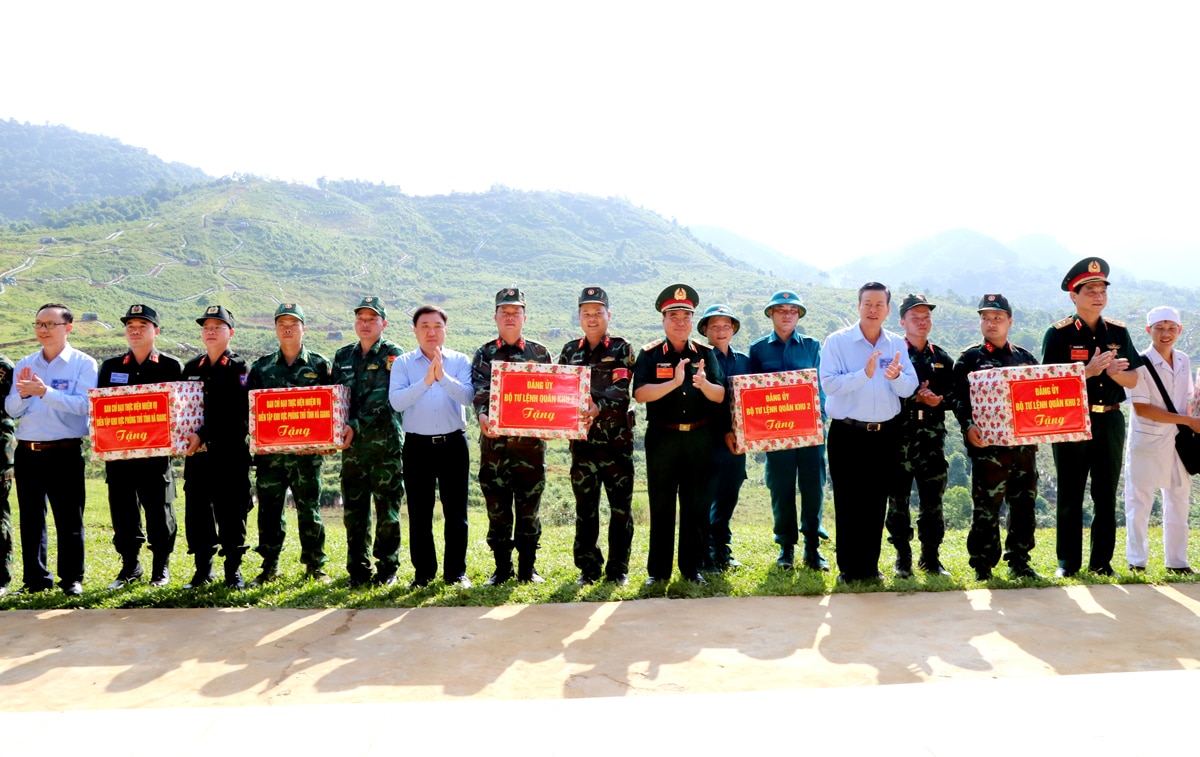 Lãnh đạo Quân khu 2 và tỉnh Hà Giang tặng quà, động viên các lực lượng tham gia thực binh bắn đạn thật