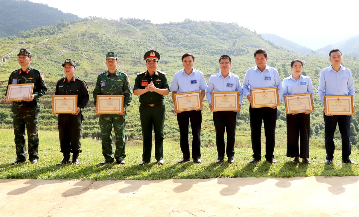 Trung tướng Phạm Đức Duyên, Chính ủy Quân khu 2 trao Bằng khen của Quân khu 2 cho 8 tập thể có thành tích xuất sắc