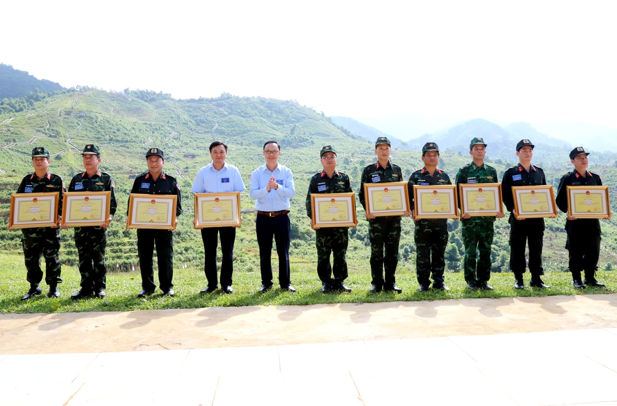 Phó Bí thư Thường trực Tỉnh ủy, Chủ tịch HĐND tỉnh Thào Hồng Sơn trao Bằng khen của Chủ tịch UBND tỉnh cho các cá nhân