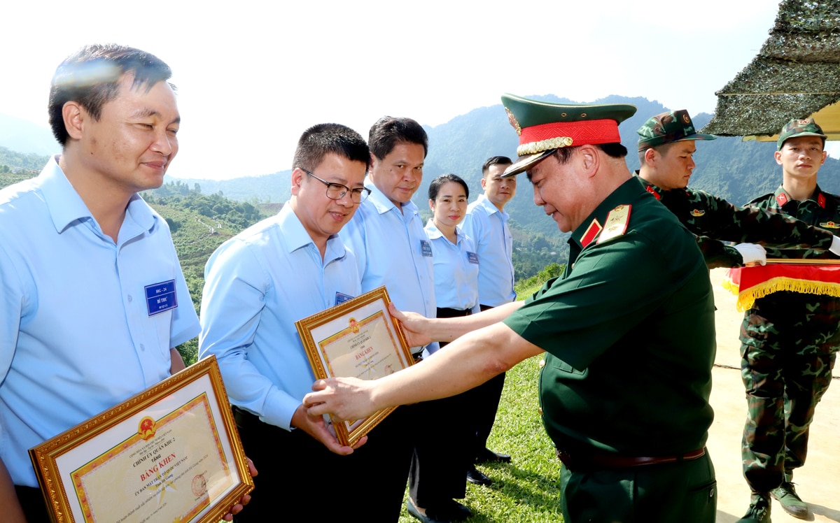 Trung tướng Phạm Đức Duyên, Chính ủy Quân khu 2 trao Bằng khen của Quân khu 2 cho các tập thể.