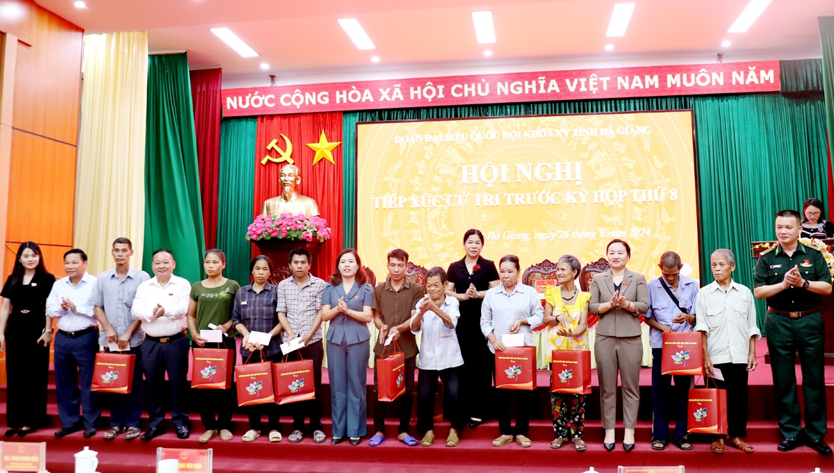 Đoàn ĐBQH khóa XV đơn vị tỉnh Hà Giang tặng quà các gia đình khó khăn trên địa bàn thành phố