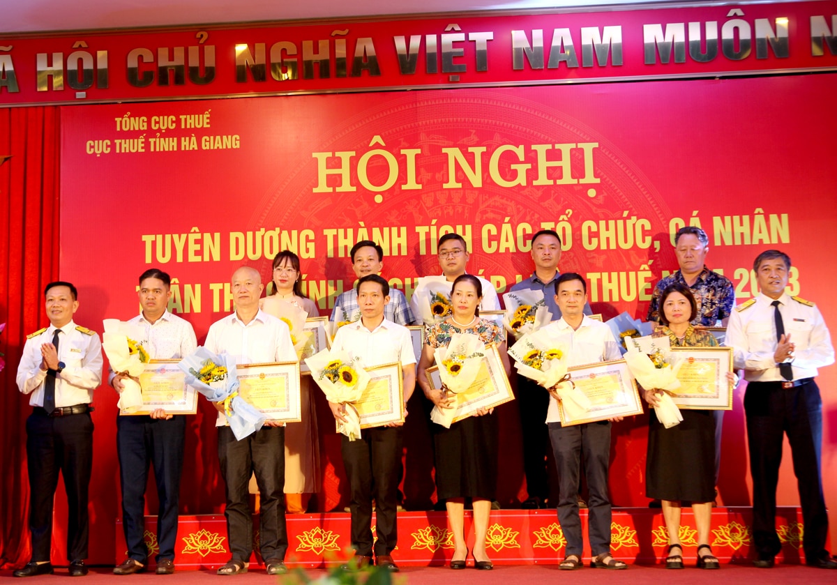 Các cá nhân có thành tích tuân thủ chính sách, pháp luật thuế năm 2023 nhận Giấy khen.