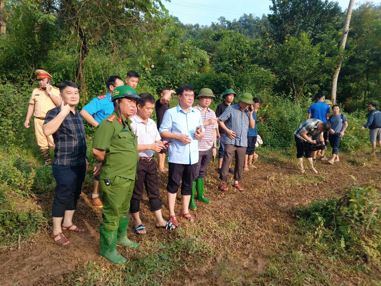 Các đồng chí lãnh đạo tỉnh và huyện Bắc Quang trực tiếp chỉ đạo công tác tìm kiếm cứu nạn, cứu hộ tại hiện trường.