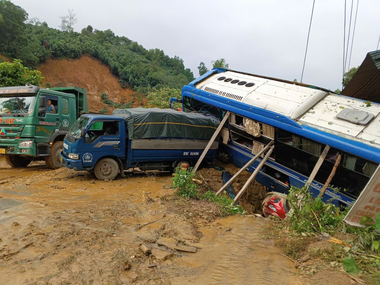 Vụ sạt lở khiến nhiều phương tiện giao thông bị hư hại.