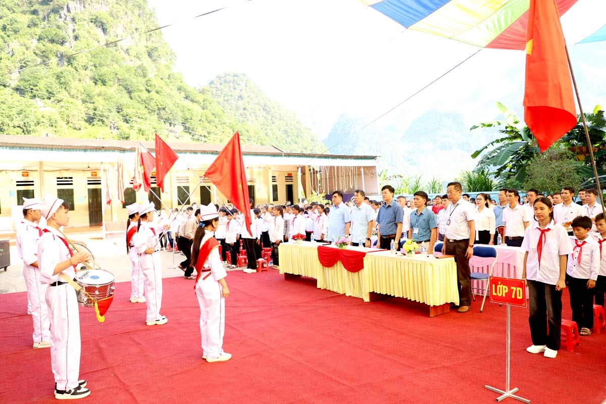 Các đại biểu cùng thầy và trò nhà trường thực hiện nghi lễ Chào cờ tại Lễ khai giảng
