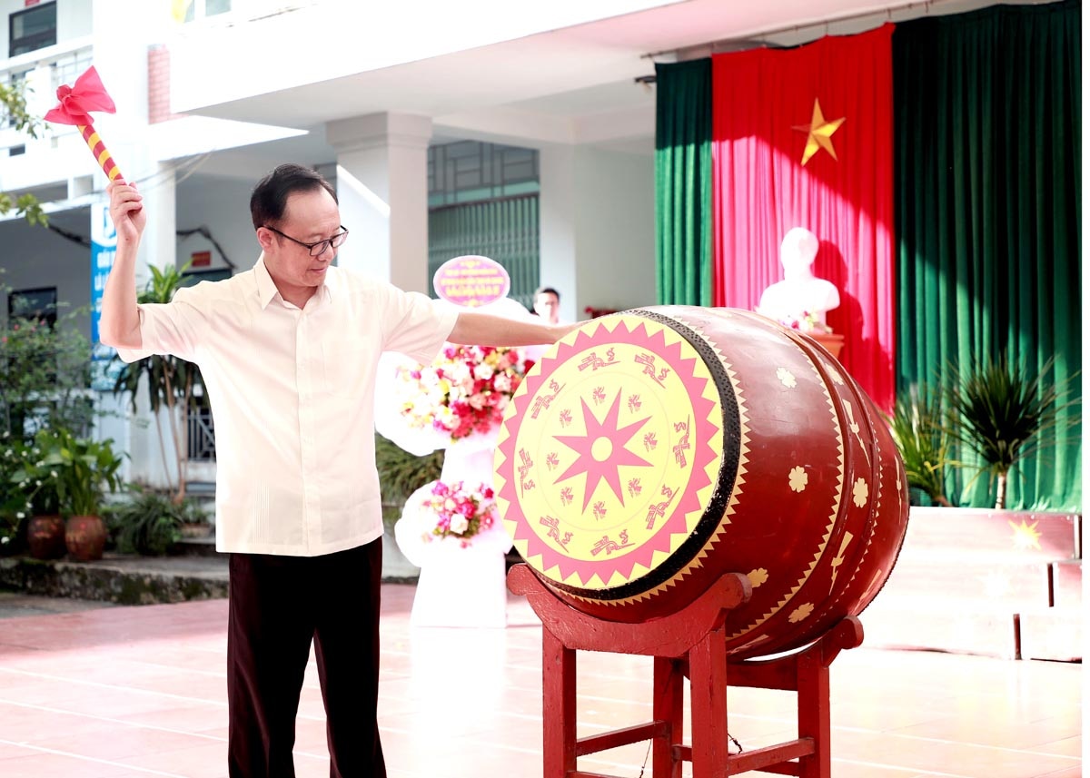 Phó Bí thư Thường trực Tỉnh ủy, Chủ tịch HĐND tỉnh Thào Hồng Sơn đánh hồi trống khai trường và thay mặt lãnh đạo tỉnh chúc các thầy, cô giáo, học sinh Trường THPT Chuyên tỉnh Hà Giang sức khỏe, học tốt, dạy tốt.