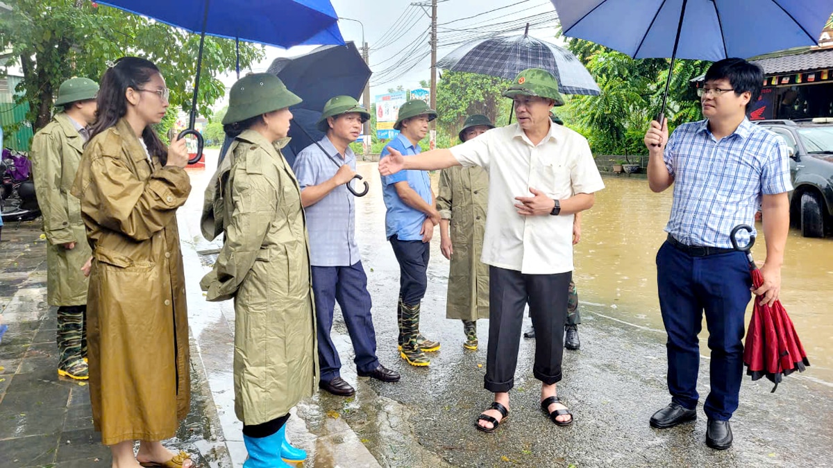 Chủ tịch UBND tỉnh Nguyễn Văn Sơn kiểm tra công tác phòng, chống thiên tai tại khu vực chợ Phương Thiện, thành phố Hà Giang.