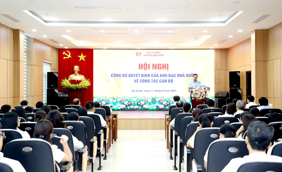 Quang cảnh buổi công bố Quyết định về công tác cán bộ.