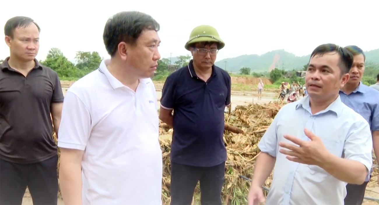 Quyền Bí thư Tỉnh ủy Nguyễn Mạnh Dũng đến hiện trường kiểm tra, chỉ đạo công tác khắc phục hậu quả thiên tai.