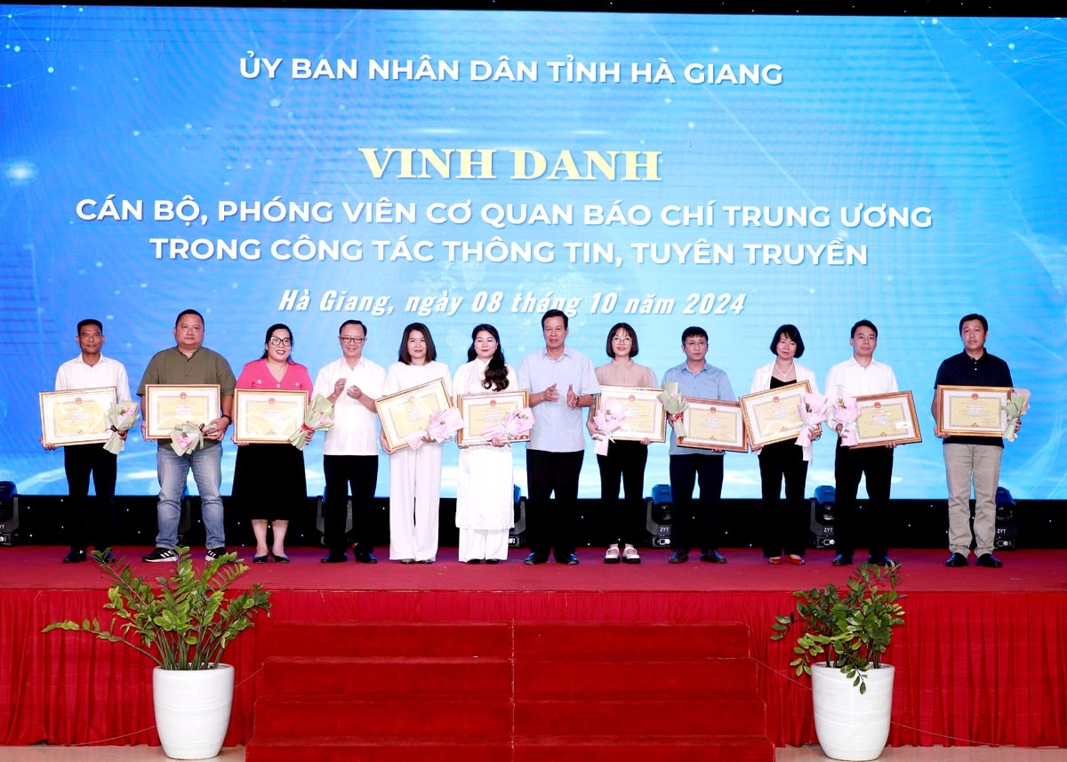 Phó Bí thư Thường trực Tỉnh uỷ, Chủ tịch HĐND tỉnh Thào Hồng Sơn và Phó Bí thư Tỉnh uỷ, Chủ tịch UBND tỉnh Nguyễn Văn Sơn tặng Bằng khen của UBND tỉnh cho các cơ quan báo chí T.Ư trong công tác thông tin, tuyên truyền.